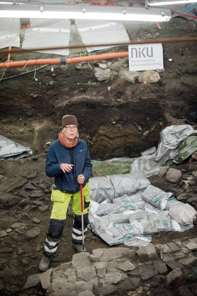 Arkeolog Anna Petersén står ved det ho meiner er ­alteret i Klemenskyrkja. Olav den heilage skal ha blitt flytta hit eitt år etter hans død.