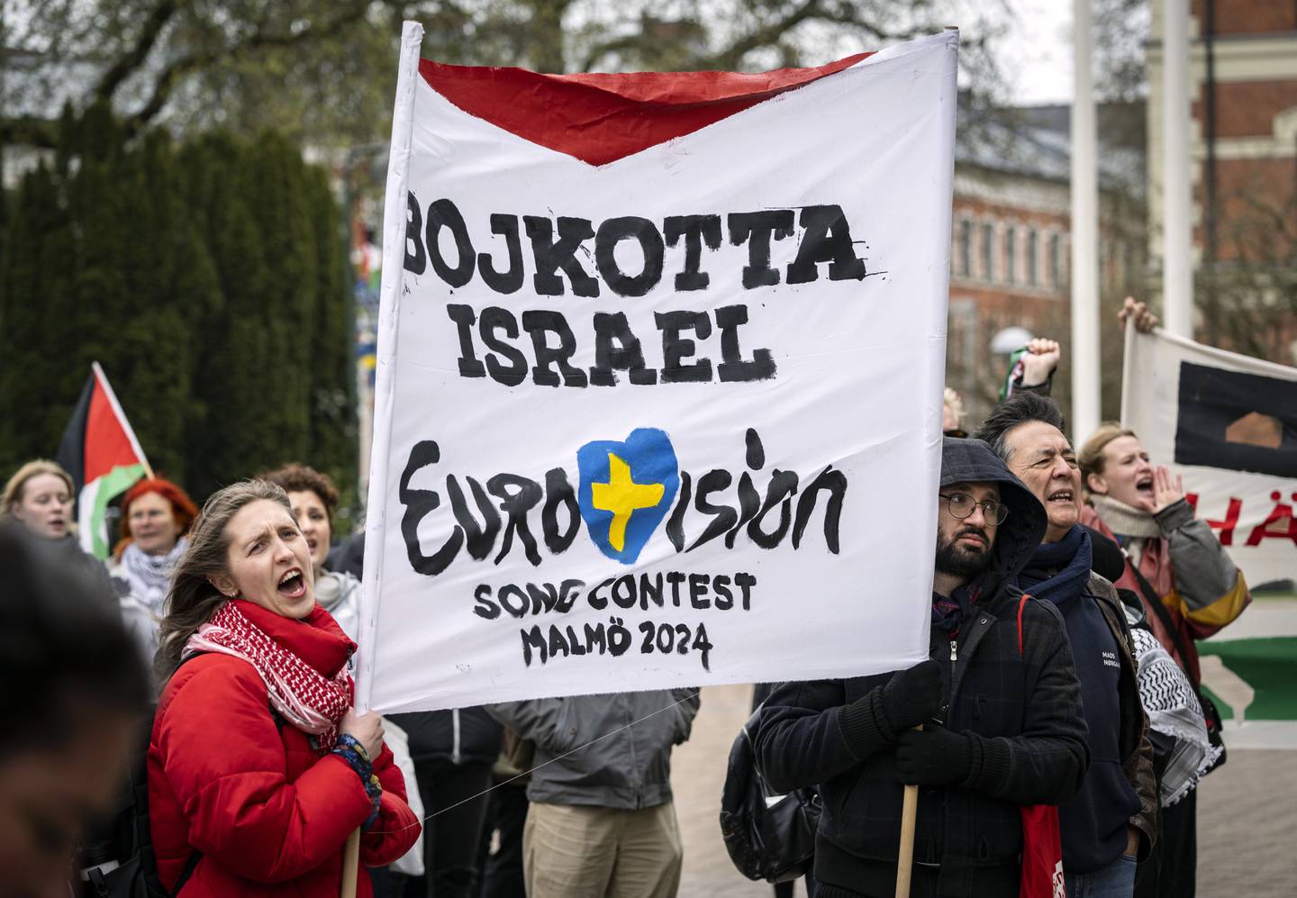 Demonstranter protesterer mot at Israel får delta i årets Eurovision-konkurranse i Sverige utenfor rådhuset i Malmö. Sangkonkurransen går av stabelen 5. mai, med finaledagen 11. mai. Foto: Johan Nilsson / TT / AP / NTB