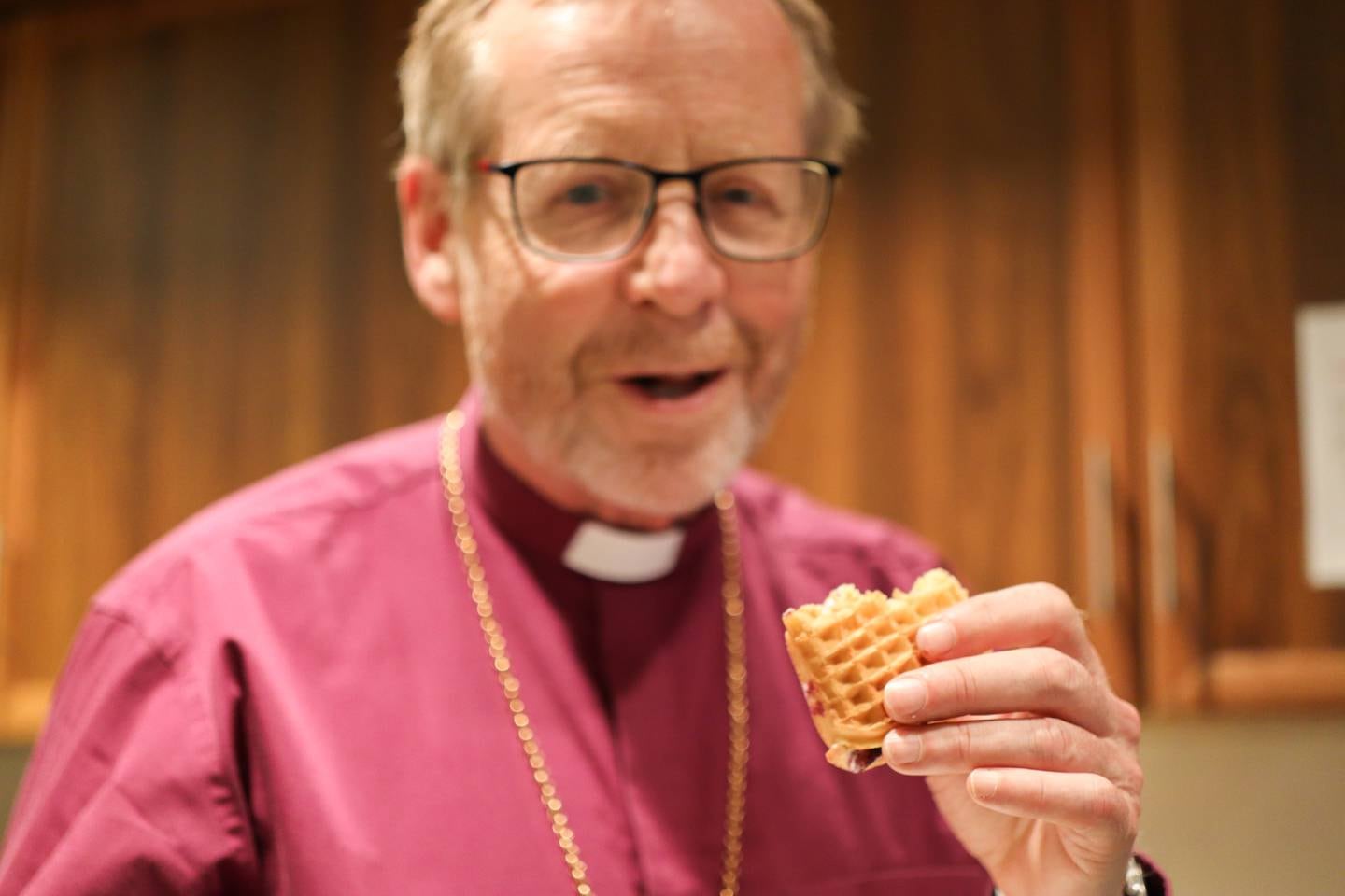 KVALITETSSIKRET: Biskop Halvor Nordhaug kvalitetsikret vaflene på sin biskopvisitas.