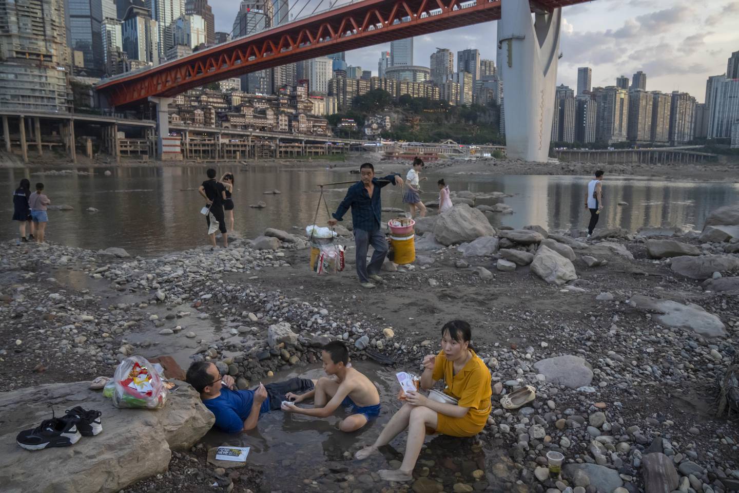 Kinesere ved bredden av den tørkerammede elva Jialing i byen Chongqing, som har over 20 millioner innbyggere, 20 august. Jialing er en sideelv til Yangtze, Asias lengste elv. Nedbøren i områdene langs Yangze i sommer har vært den laveste som noen gang er registrert. Foto: Mark Schiefelbein / AP / NTB