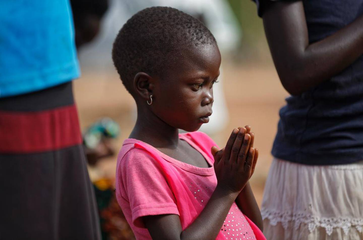 Denne lille jenta er blant 1,9 millioner sørsudanere som har flyktet utenlands. Her deltar hun i en pinsevenn-gudstjeneste i flyktningleiren Bidi Bidi i Nord-Uganda.