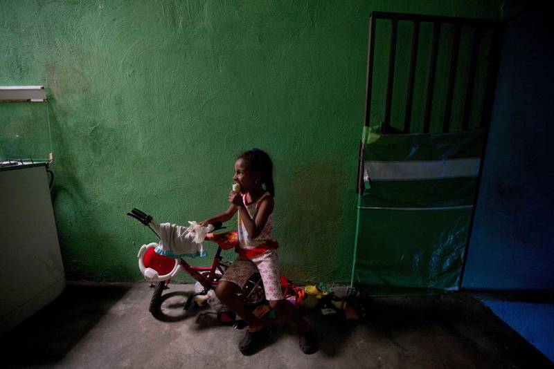 Alexa Vega (6) et litt brød heime i slumområdet Petare i hovudstaden Caracas. Ho og mora Kelly må no kutte eitt måltid per dag for å greie seg. 