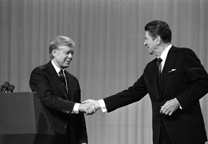 Jimmy Carter måtte se seg utkonkurrert av Ronald Reagan i 1980. Her etter en debatt i Cleveland Music Hall. Reagan var godt hjulpet av The Moral Majority, en kristen-konservativ gruppering fra det religiøse høyre, som gikk målrettet inn i kampen for å få ham til president.