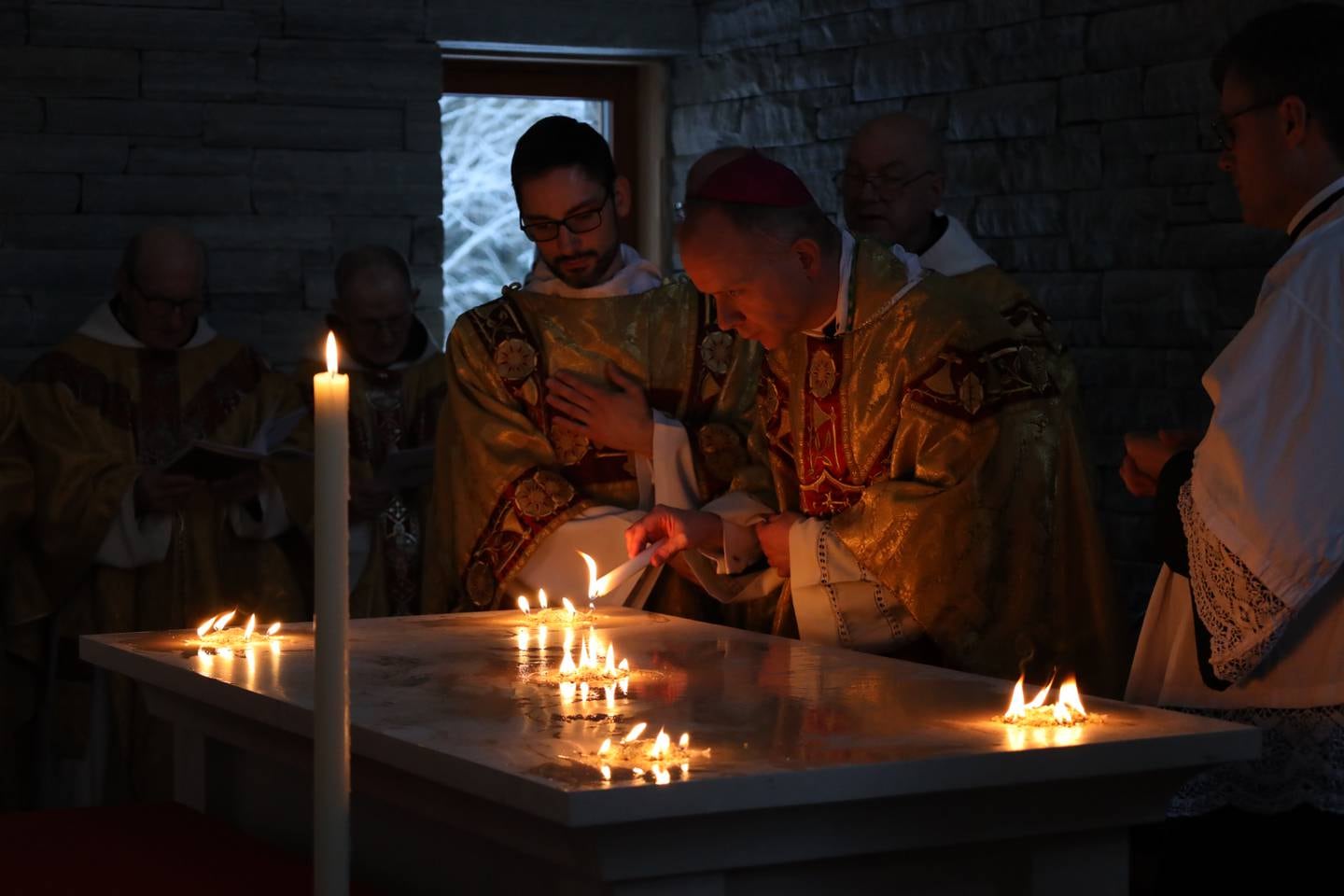 Biskop Erik Varden vigsler Munkeby Mariakloster 5. desember 2023.