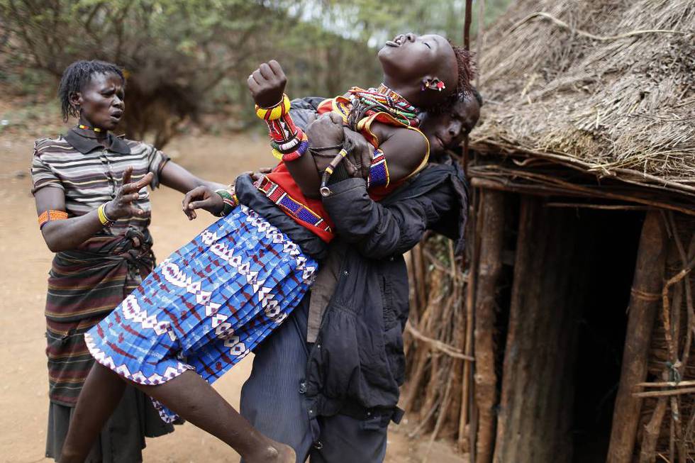 En jente blir ført tilbake til familiens hjem nær Marigat i Kenya etter å ha forsøkt å rømme. Hun stakk av da hun skulle giftes bort i pakt med tradisjonen for pokotene.