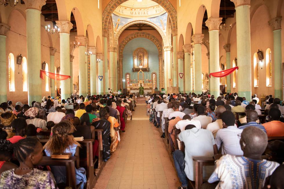 Fader Marco Mungo holder gudstjeneste i den katolske katedralen i Wau i det nordøstlige Sør-Sudan. Fredsprosessen i landet er nå inne i en dramatisk og avgjørende fase, der håpet svinner om en samlingsregjering innen 12. mai.