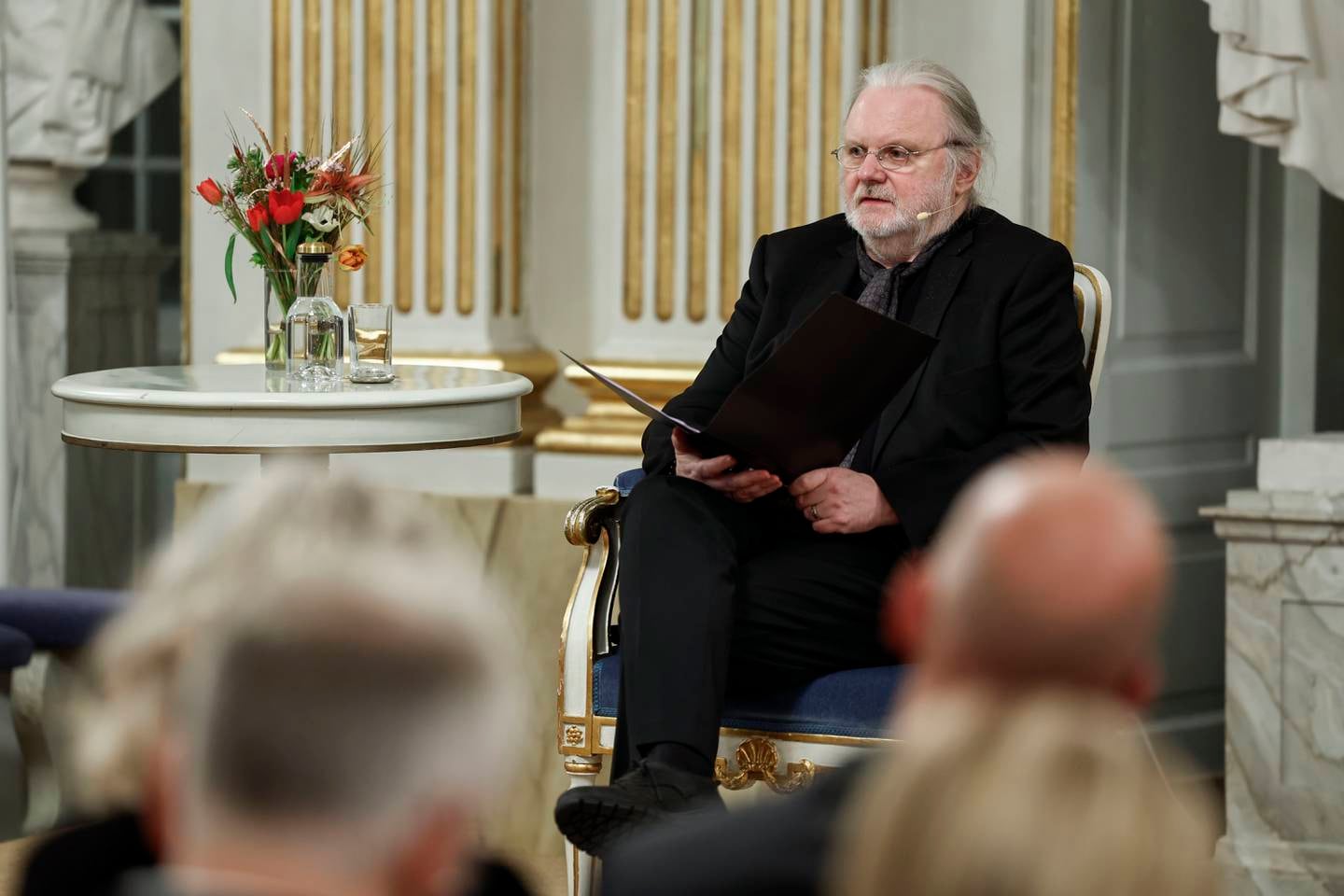 Jon Fosse heldt nobelforedraget sitt på Börshusett i Gamlebyen i Stockholm torsdag. Foto: Fredrik Persson / TT / NTB / NPK