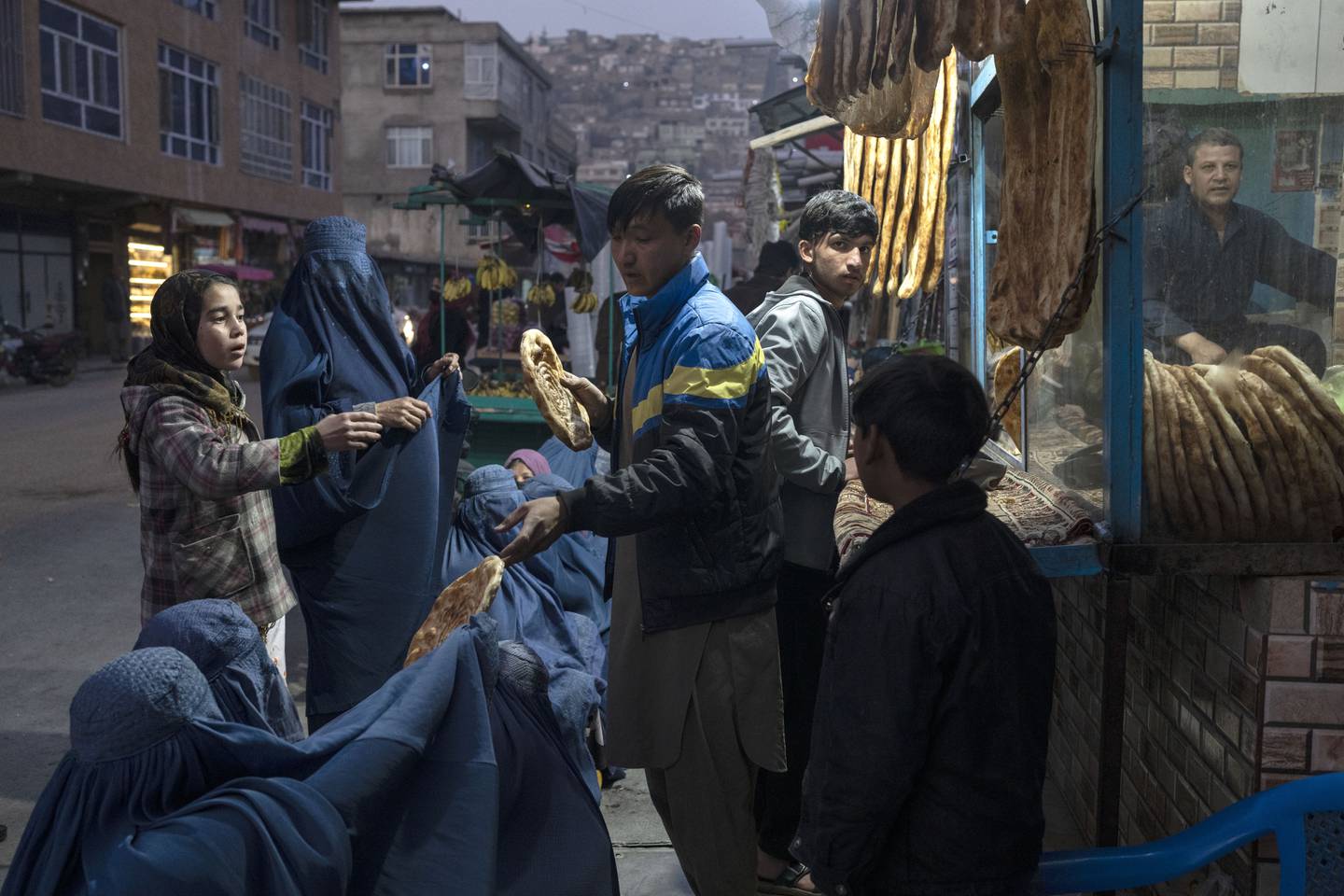 eir enn halvparten av befolkninga i Afghanistan vil lide under matmangel i løpet av vinteren som kjem.