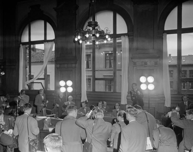 Aldri hadde det vært flere pressefolk til stede i en norsk rettssal enn under rettsprosessen om Agnar Mykles bok Sangen om den røde rubin i 1957.