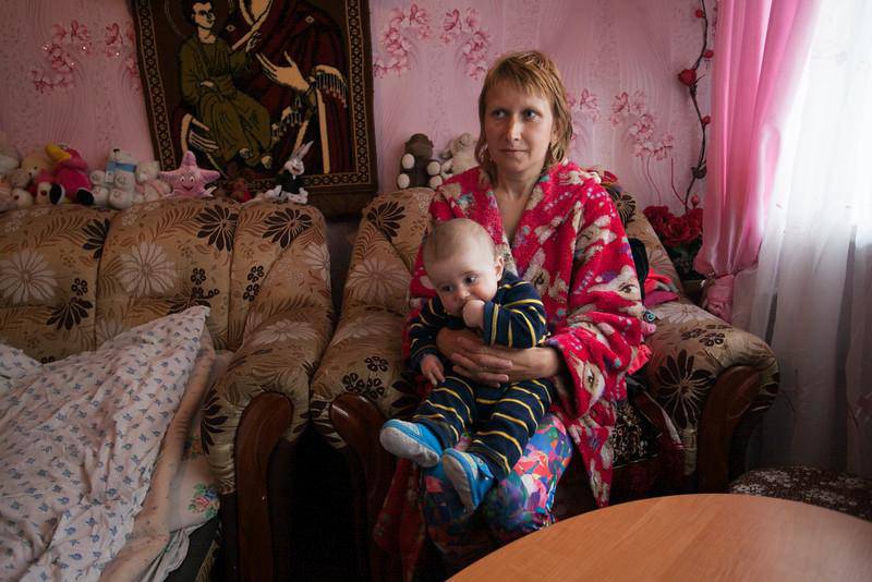 Nadezhda med sønnen hun fødte i et bomberom i byen Debaltseve i Ukraina.