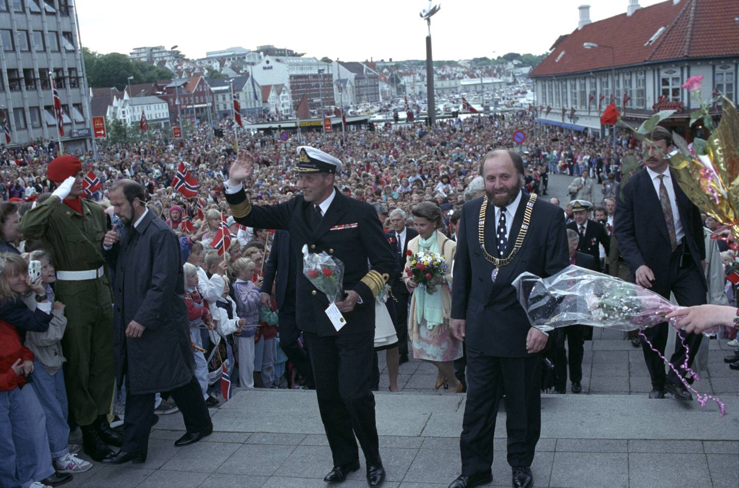 Kongefamilien vart mottatt av tusenvis av menneske i Stavanger. 
Foto: Bjørn Sigurdsøn / NTB / NPK