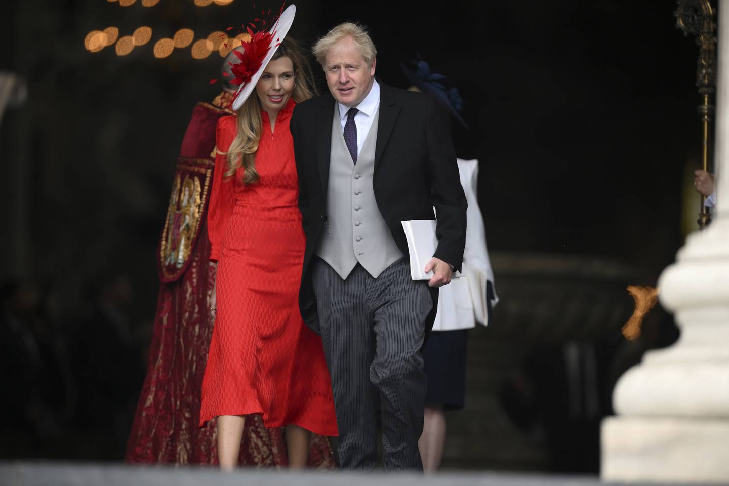 Storbritannias statsminister Boris Johnson og kona Carrie Johnson på vei ut fra gudstjenesten for dronning Elizabeth. Da de ankom, ble de møtt av buing. Foto: Daniel Leal, Pool Photo via AP / NTB