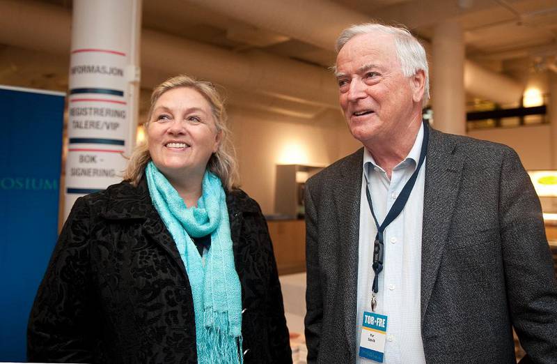 Tidligere stortingsrepresentant Per Sævik (til høyre) fotografert sammen med Anita Apelthun Sæle under forrige Oslo Symposium. Sævik reagerer med uro på forsøk på å gjøre KrF «mer folkelig».