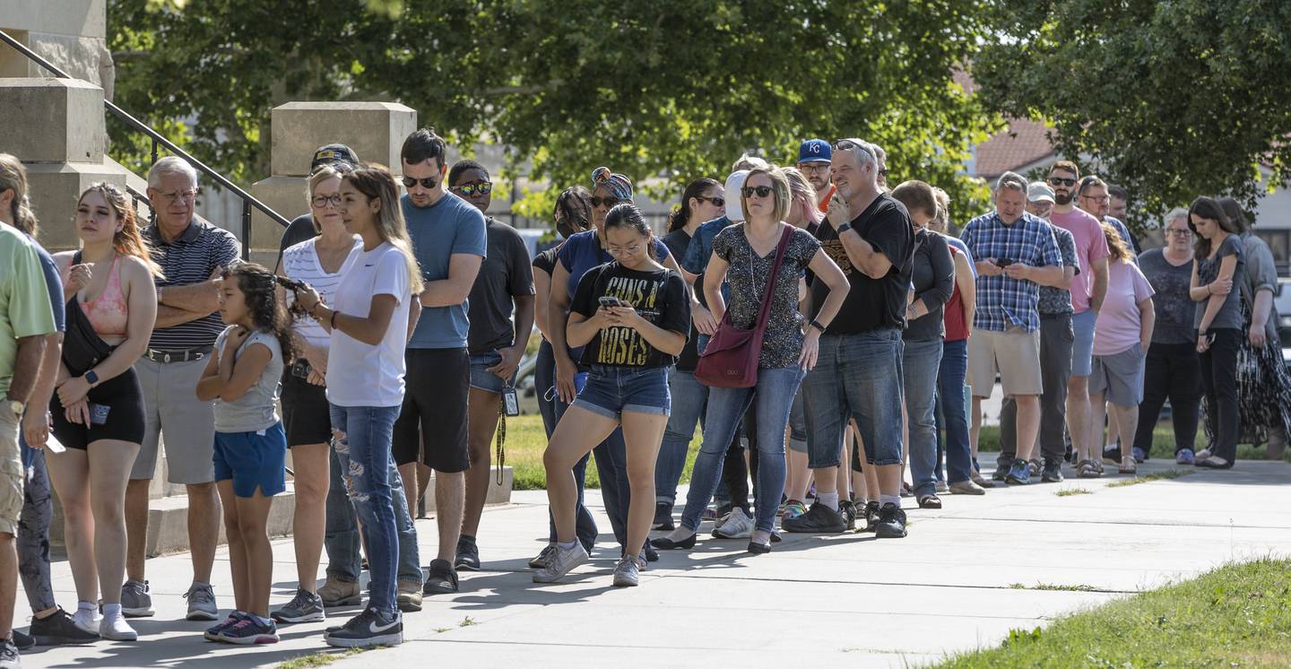 Lange rekker med velgere ventet på å avlegge stemme i Kansas. Foto: Travis Heying / The Wichita Eagle via AP / NTB