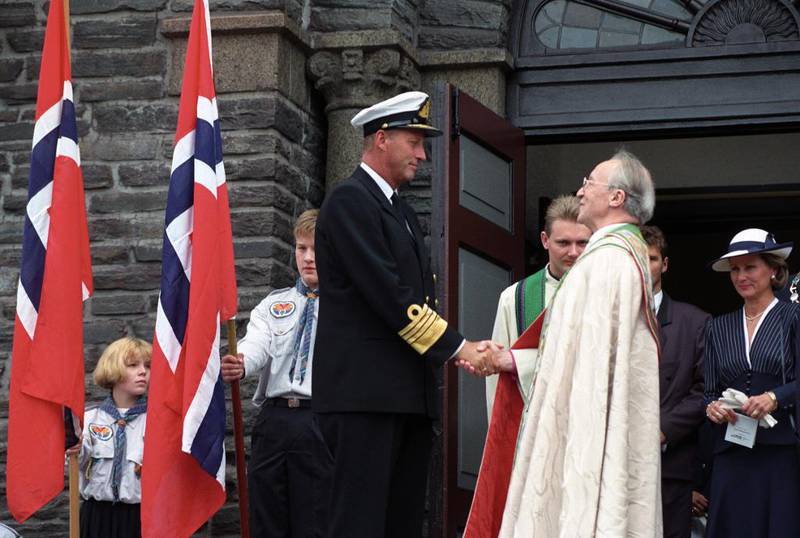 Kong Harald tar avskjed med biskop Fredrik Grønningsæter etter gudstjeneste i Narvik kirke i august 1992.