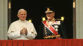 Lot statsminister og konge stå for velkomsten da paven kom til Norge