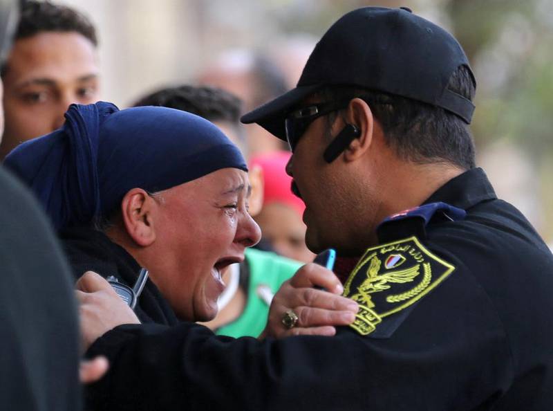 Minst 25 mennesker er drept og 35 er såret i en eksplosjon i et kapell ved Sankt Markus-katedralen i Kairo, melder egyptisk TV.  En slektning av en av ofrene uttrykker sin sorg foran en politimann. 