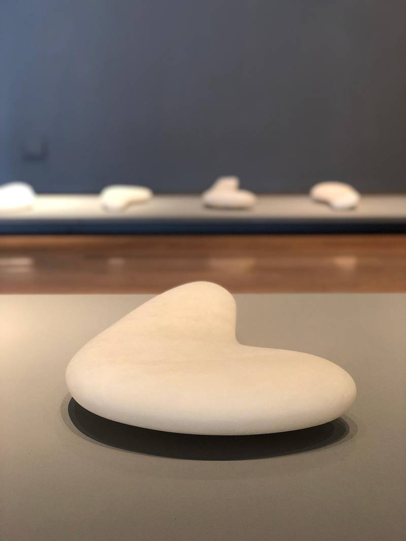 Steinene er pusset til å likne alt fra kroppsdeler til kjøkkenutstyr, skriver vår kunstkritiker Kjetil Røed, som har sett Barbro Raen Thomassens utstilling på Risør Kunstpark.