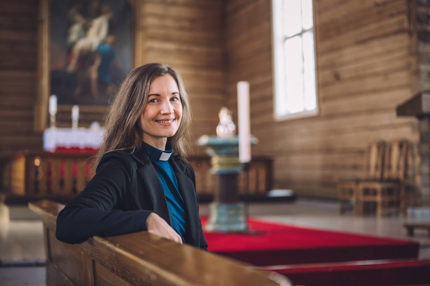 Sokneprest i Nordreisa menighet, Julie Schjøth-Jovik, har flere ganger opplevd at kirkegjengere ber om at det settes inn en mann i hennes sted. De fleste gangene får de nei, men av og til mener hun det er rett å etterkomme deres ønske.