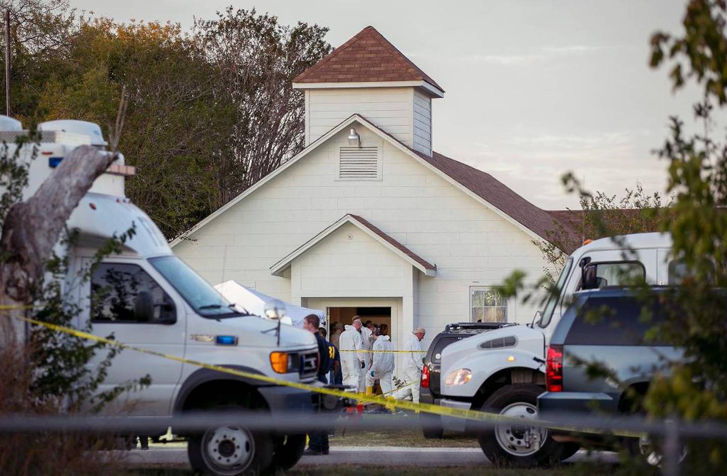 Gjerningsmannen angrep First Baptist Church i landsbyen Sutherland Springs iført skuddsikker vest og et angrepsvåpen. Totalt ble 26 mennesker drept.