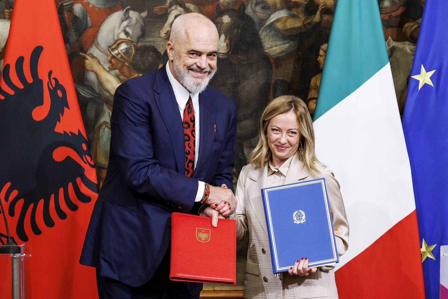 Albanias statsminister Edi Rama og Italias statsminister Giorgia Meloni signerte mandag en intensjonsavtale om asylmottak. Foto: Roberto Monaldo / LaPresse via AP / NTB