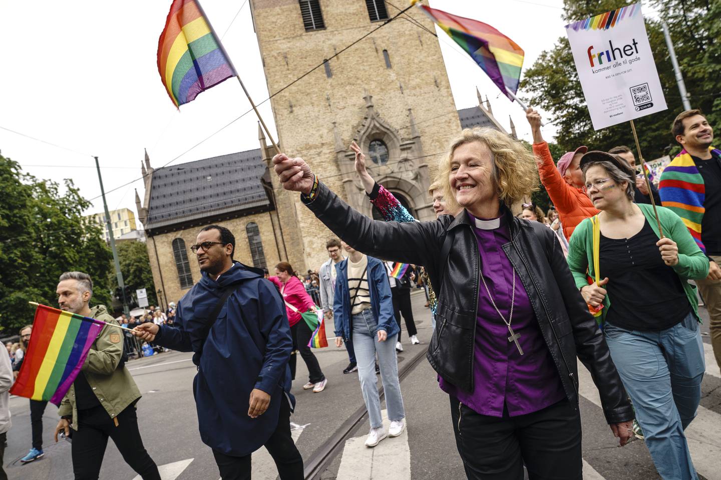 Regnbuetog og solidaritetsmarkering 10. september i Oslo. Pride. 

Oslo-biskop Kari Veiteberg.