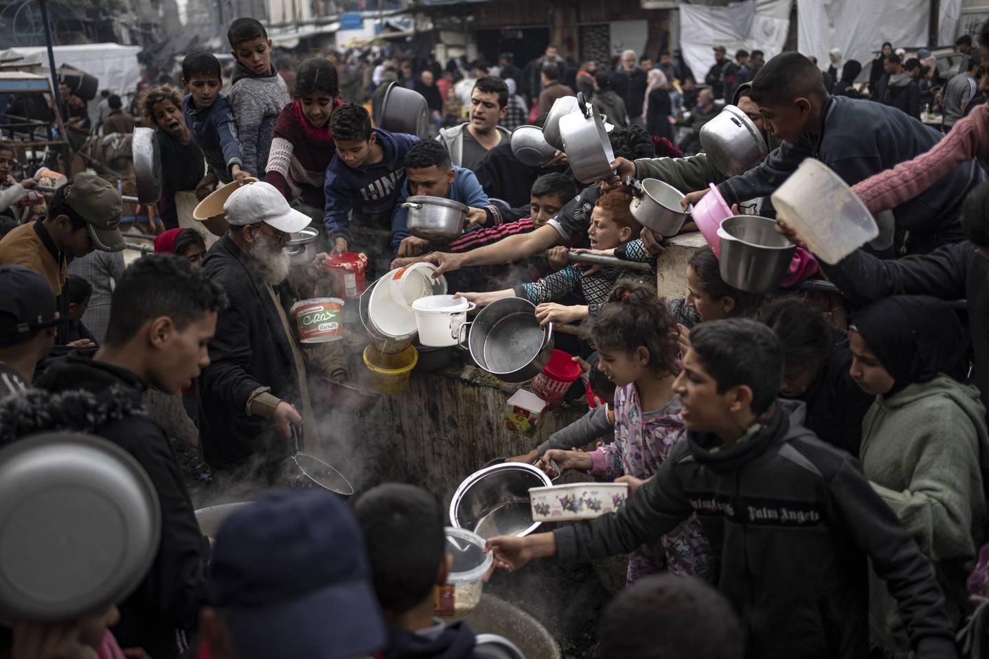Bildet viser palestinere som står i matkø i Rafah på Gazastripen. Foto: AP Photo / Fatima Shbair