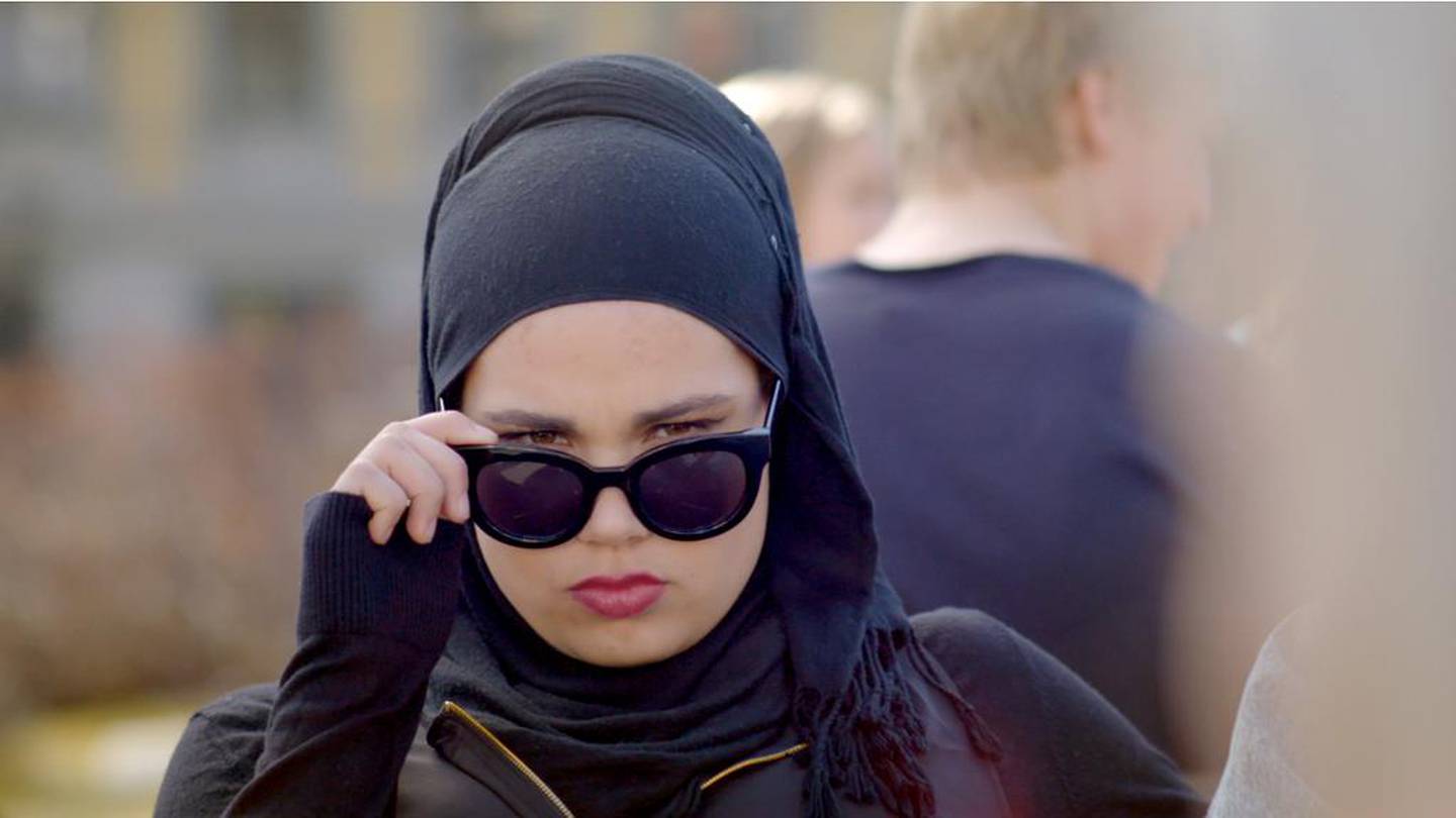 Som hijabkledd jente er Sana (Iman Meskini) en unik rollefigur på norske tv-skjermer. Det betyr også at hennes valg kan forme vår oppfatning av andre muslimske jenter. 