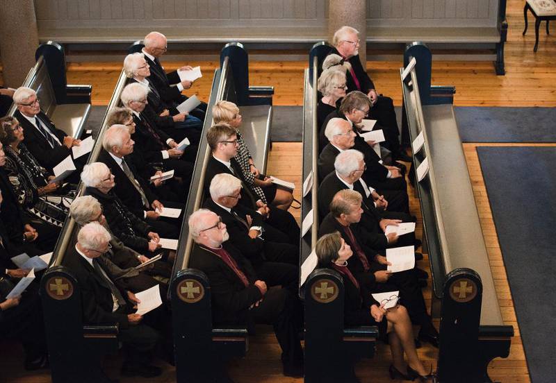 En rekke av Per Lønnings samtidige og etterfølgende biskoper fylte de første benkeradene i begravelsen mandag.