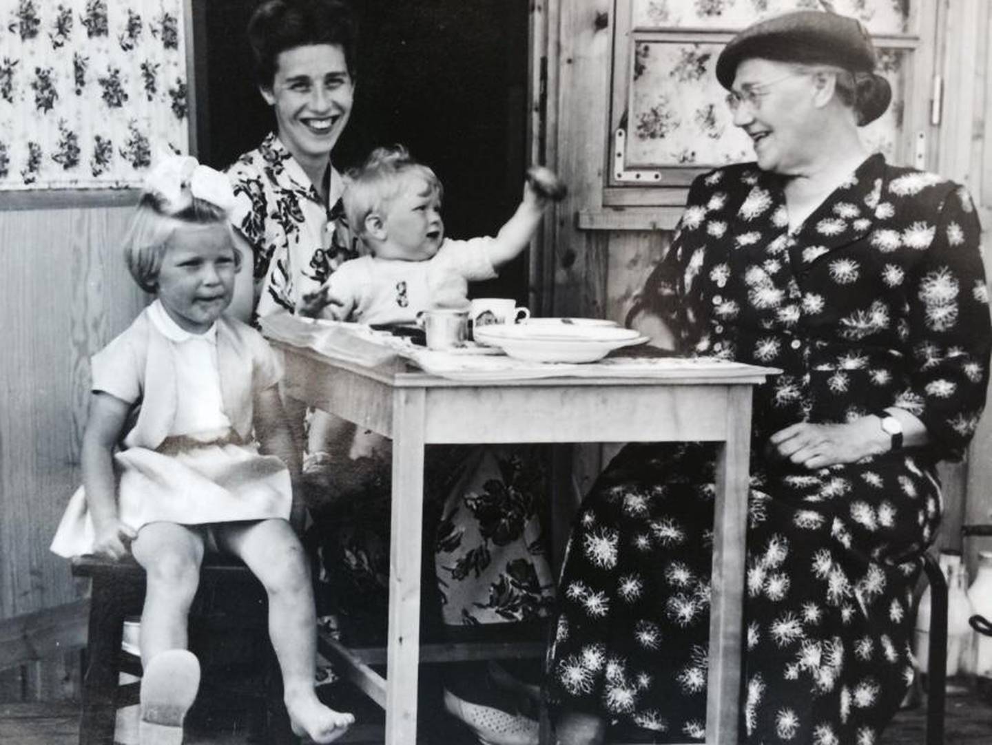 Tre generasjoner Brun-Pedersen. Fra venstre storesøster Aida, Jens på fanget til mor Ketty og mormor Gunhild Kornmo. Bildet er fra pinsevennenes sommerstevne på Hedmarktoppen i 1955.