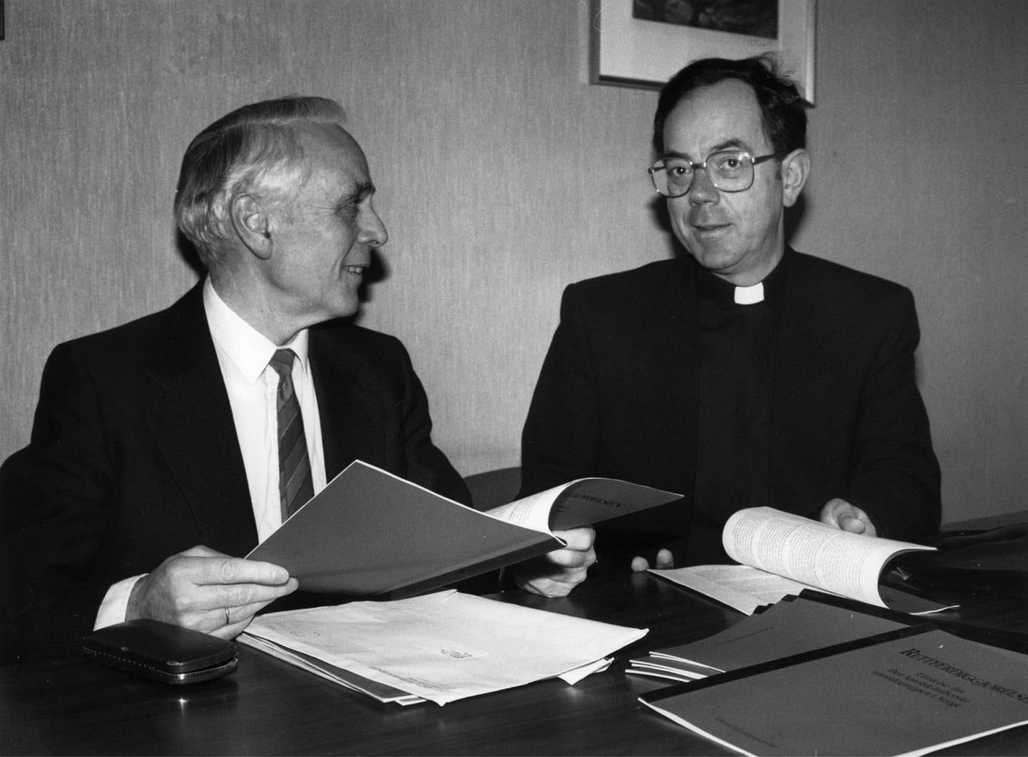 Økumenikk, Professor ved Menighetsfakultetet, Ivar Asheim (t.v.) og biskop i Den katolske kirke i Norge, Gerhard Schwenzer legger fram felleskirkelig dokument, 24.01.1991
