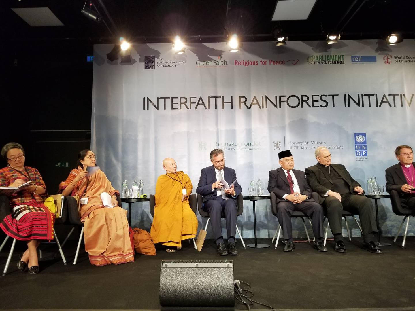 Det interreligiøse regnskogsinitiativet ble lansert på Nobelsprissenteret i Oslo i juni 2017. Representanter fra en rekke ulike religioner deltok, det samme gjorde flere urfolkrepresentanter, og kong Harald var til stede.