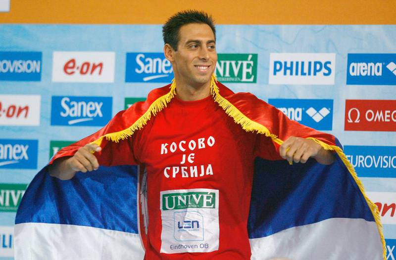 I 2008 ble den serbiske svømmeren, Milorad Cavic, kastet ut at svømme-EM fordi han stilte på seierspallen i en T-skjorte med det politiske budskapet «Kosovo er Serbia» trykket på brystet. 