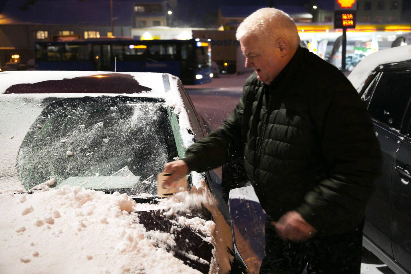 HVERDAGEN: Frode Berg skraper snø og is av bilen. - Det er godt å være tilbake i hverdagen igjen, sier han.