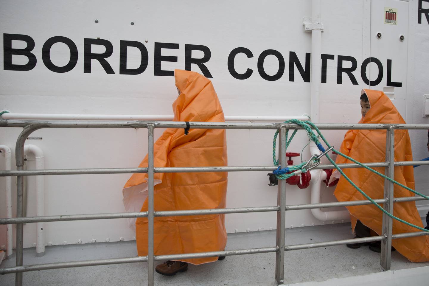 NORSK PATRULJE: Bildet er fra mars 2016. To barn forbereder seg på å gå av land med andre 53 migranter og flyktninger fra et norsk Frontex patruljefartøy etter at de ble reddet nær vannet av den greske øya Lesbos.