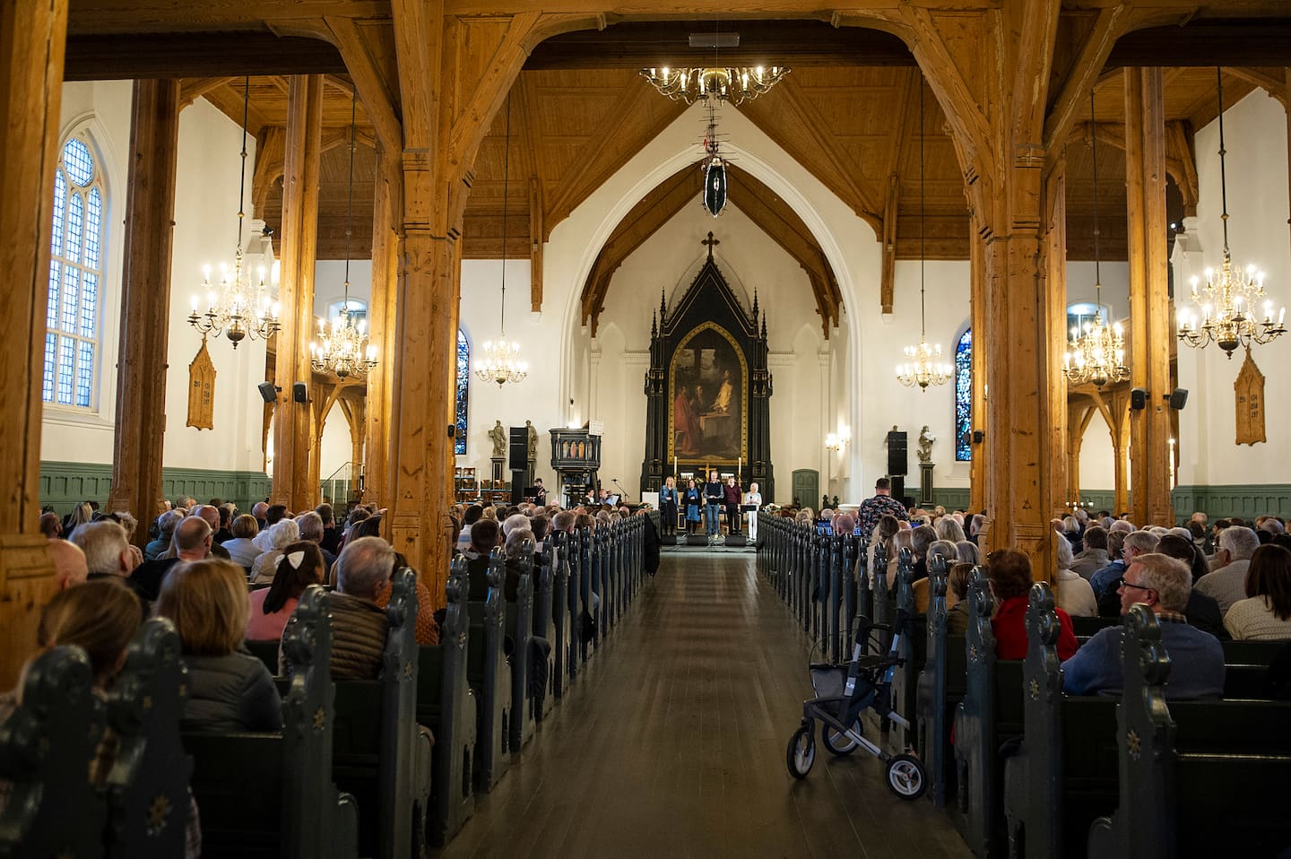 4. mai ble Magdalenamesse arrangert for tredje gang i Kristiansand domkirke.
600 hadde tatt turen til gudstjenesten som kjennetegnes av sin rytmiske musikk og en litt annerledes liturgi.
Aud Sunde Smemo ledet messen. Kjell Rune Holvik er blant de mange frivillige som er med. Han brøt i høst med Kristiansand frikirke.