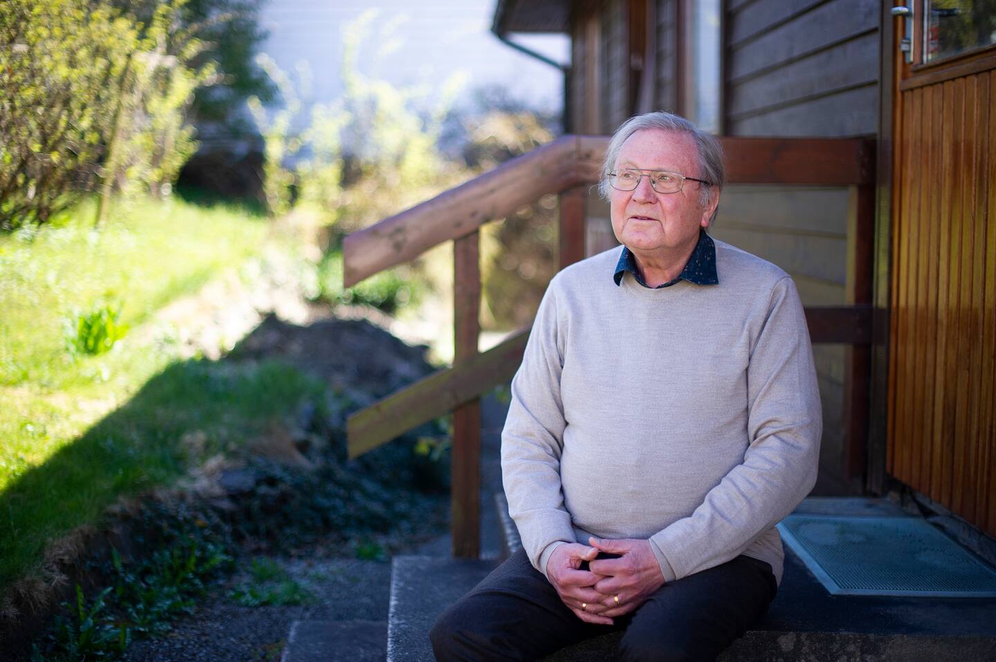 Selv erfarne bibelleser synes det kan være utfordrende å finne gode forklaringer på hvorfor Gud beordret folkemord i Jeriko og ba Abraham ofre sønnen Isak. Kan en professor i Det gamle testamentet gi dem svar?
Kåre Hegland, Kari Hegland, Hanna Therese Eggebø Blom og Anders Kjøllesdal Hansen møttes til samtale hjemme hos Magnar Kartveit (bildet), professor emeritus i Det gamle testamentet.