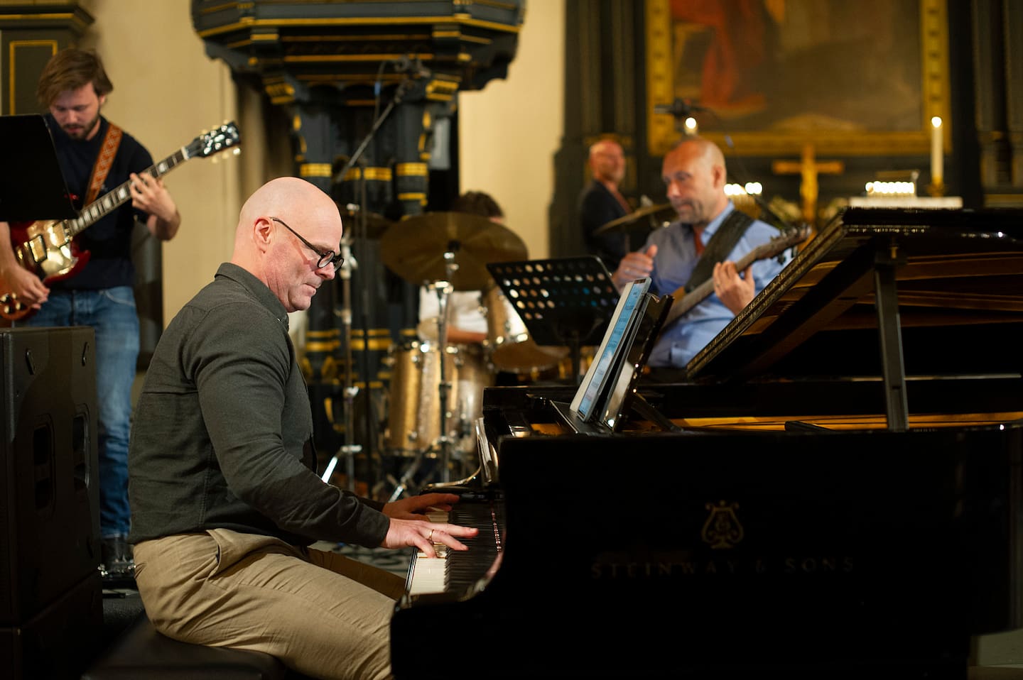 4. mai ble Magdalenamesse arrangert for tredje gang i Kristiansand domkirke.
600 hadde tatt turen til gudstjenesten som kjennetegnes av sin rytmiske musikk og en litt annerledes liturgi.
Aud Sunde Smemo ledet messen. Kjell Rune Holvik er blant de mange frivillige som er med. Han brøt i høst med Kristiansand frikirke.