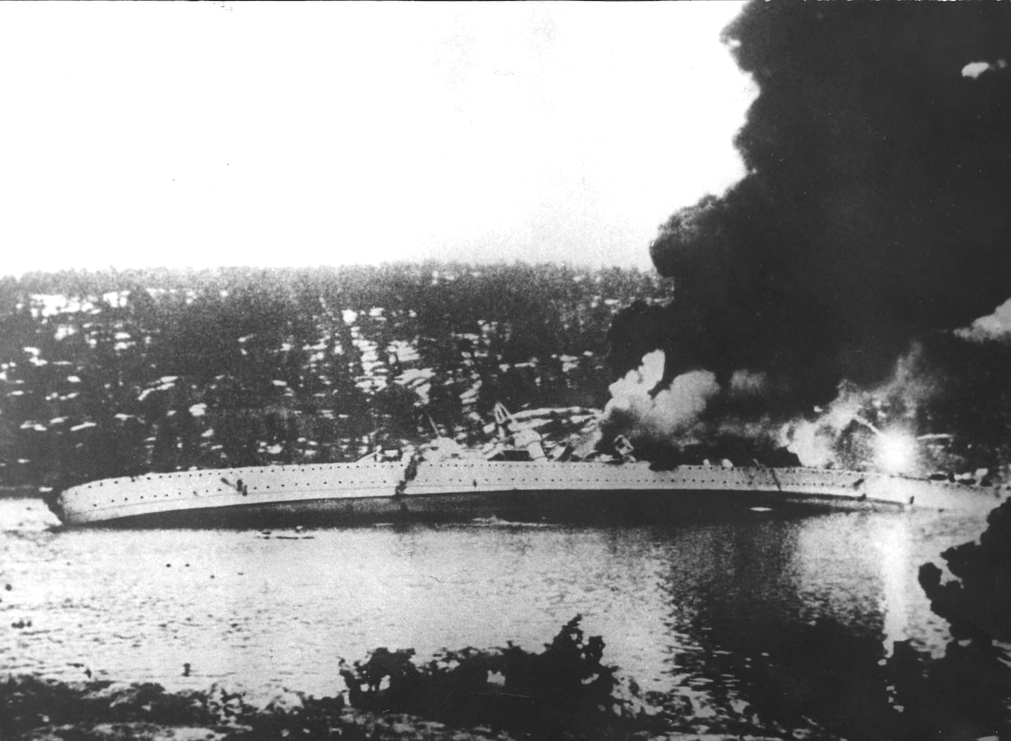 Drøbak/Oscarsborg 9 april 1940. Slagskipet Blücher er beskutt både fra kanonene på Oscarsborg festning og fra stillinger på land, og synker ved Håøya i Oslofjorden - under tyskernes overraskende angrep på Norge tidlig på morgenen 9 april 1940. Fotograf ukjent