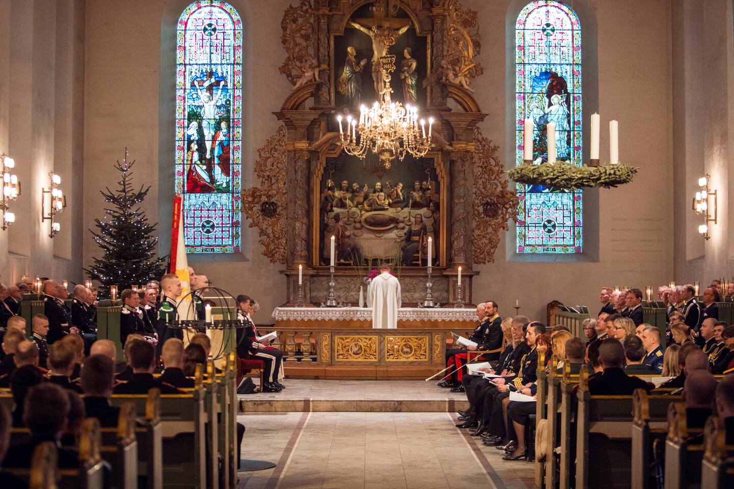 Oslo 20171212.
Kong Harald og kronprins Haakon var æresgjestene under den tradisjonelle julegudstjenesten til Hans Majestet Kongens Garde i Oslo domkirke.
Foto: Tore Meek / NTB