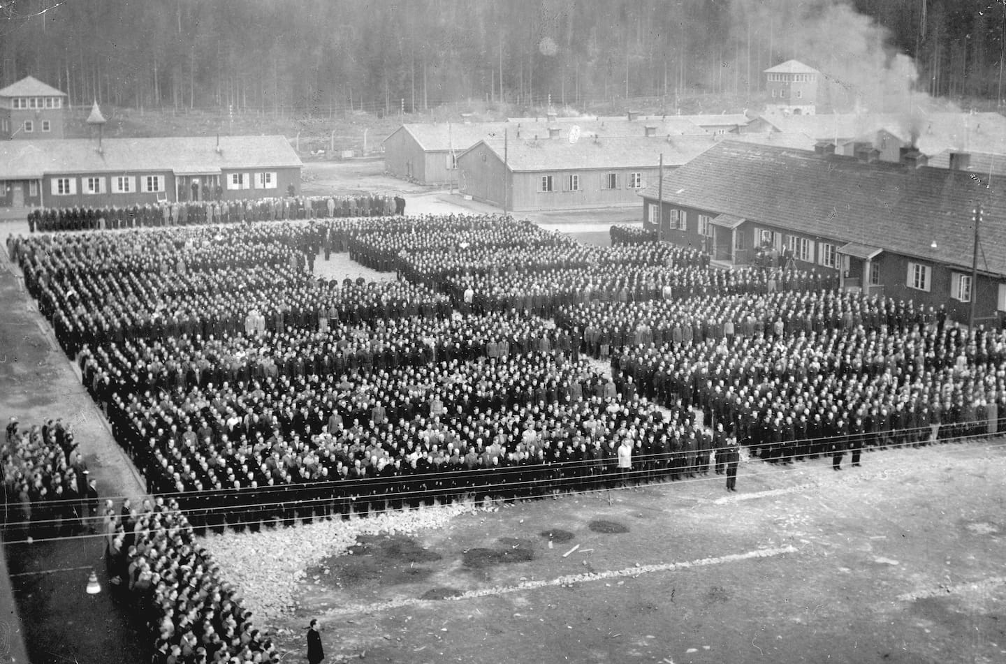Norge under okkupasjonen. Fangeleiren Grini i Bærum ved Oslo frigjøringsdagen 8. mai 1945. Fangene oppstilt for siste gang.
Samme dag ble de første nye norske fangene satt inn, mistenkt for samarbeid med okkupasjonsmakten, leiren skiftet navn til Ilebu
WW2 - Norway / Oslo. Grini Concentration Camp the day of liberation. Prisoners on line for the last time.