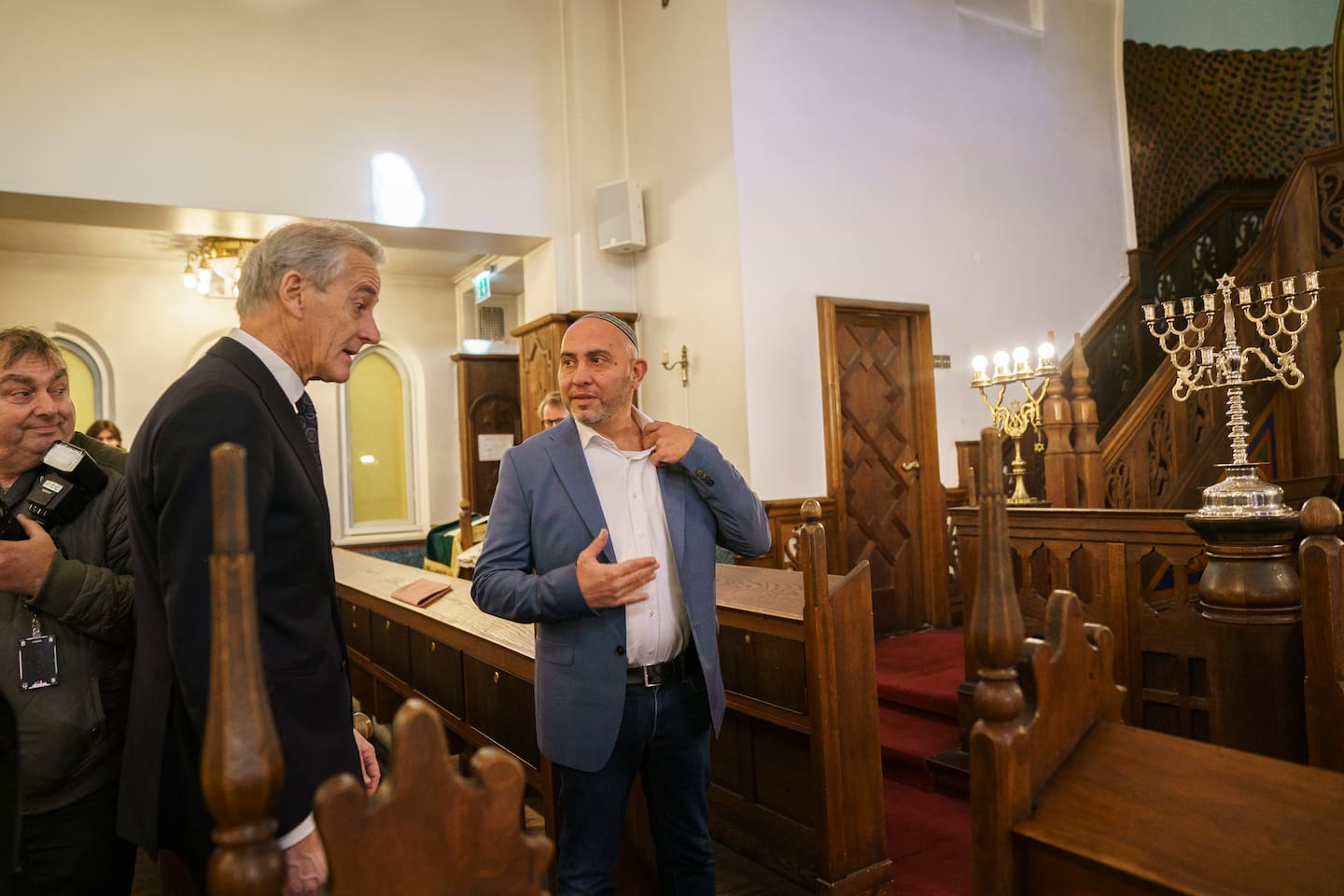 Statsminister Jonas Gahr Støre besøker synagogen i Oslo. Michael Kohn og Styreleder Ronen Bahar.