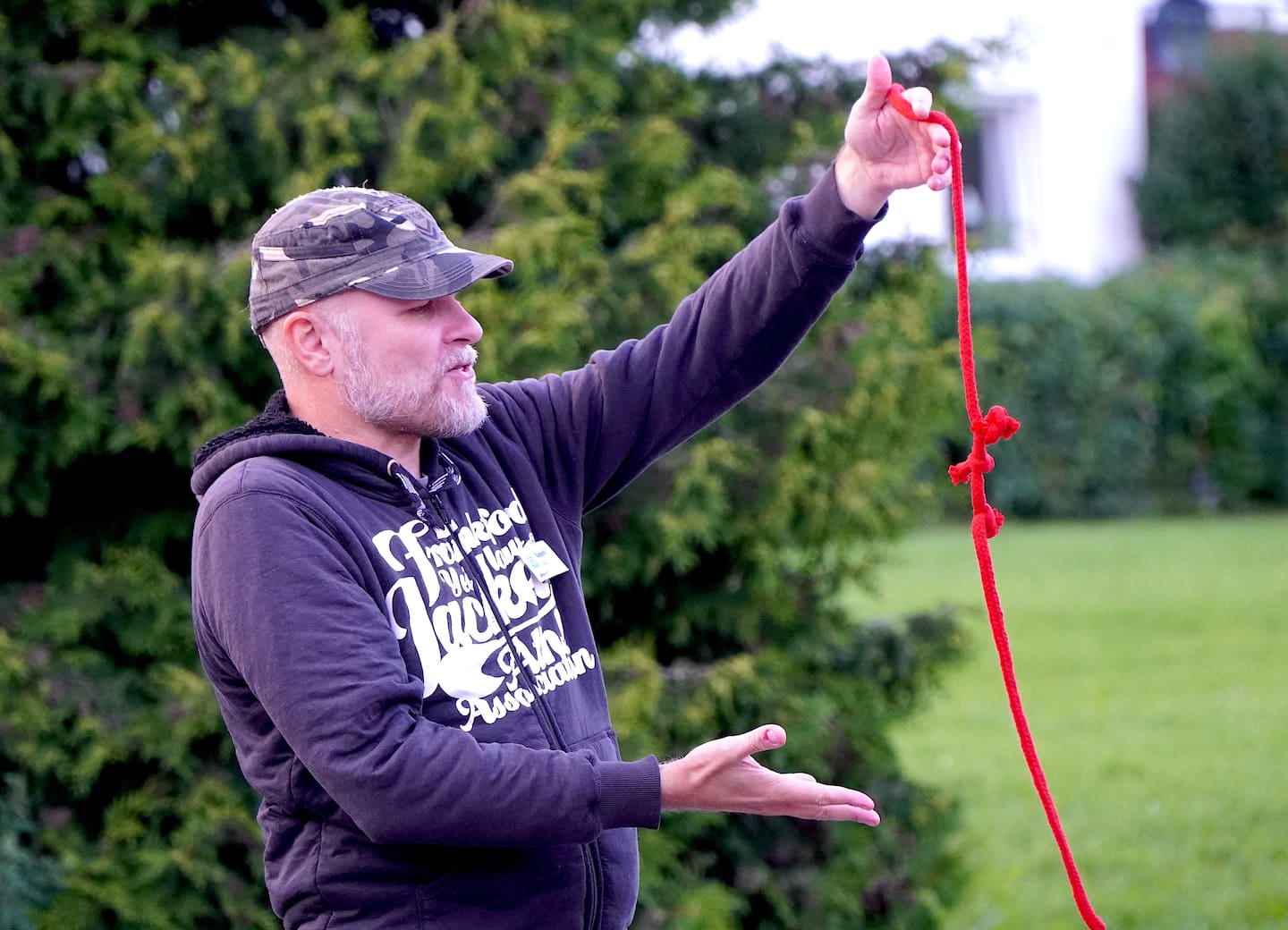 TRIKS: Kenneth Rosenblad, som til daglig er pastor i Sandefjord, bruker trylling for å trekke oppmerksomhet når han er ute på gata og evangeliserer.