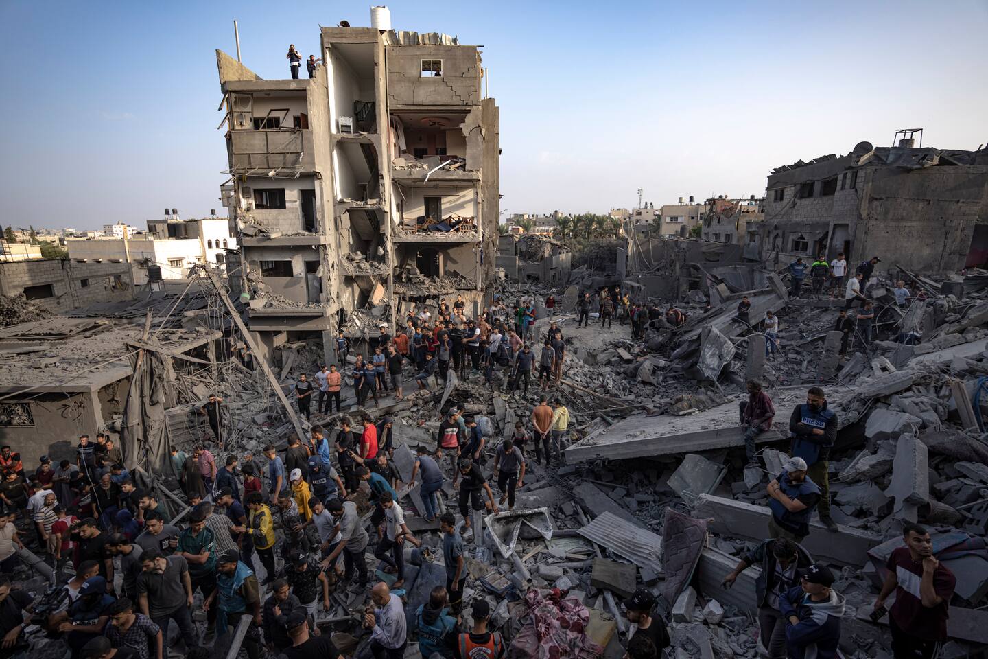 Palestinere prøver å lete etter overlevende etter et israelsk angrep mot flyktningleiren Maghazi på Gazastripen 5. november. Foto: Fatima Shbair / AP / NTB