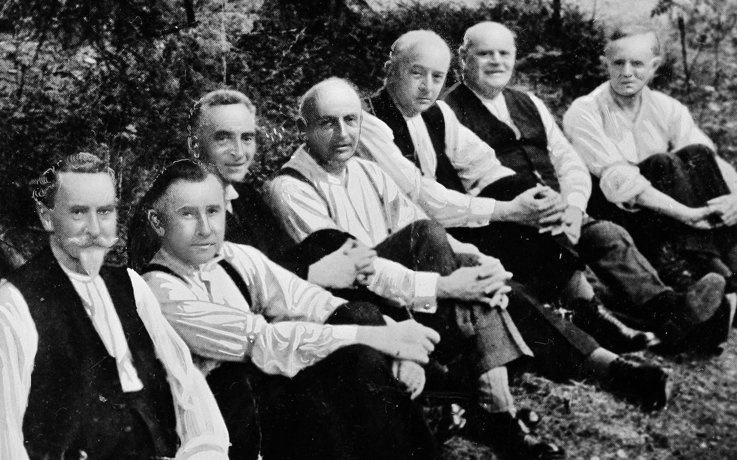 Biskoper under en samling i Gudbrandsdalen sommeren 1941. Tre av dem – James Maroni, Henrik Hille og Gabriel Skagestad – ble seinere forvist til Lillehammer, mens Wollert Krohn-Hansen befant seg på Helgøya i Ringsaker. Fra venstre:
Johan Støren, Eivind Berggrav, Andreas Fleischer, Hille, Skagestad , Maroni og Krohn-Hansen.