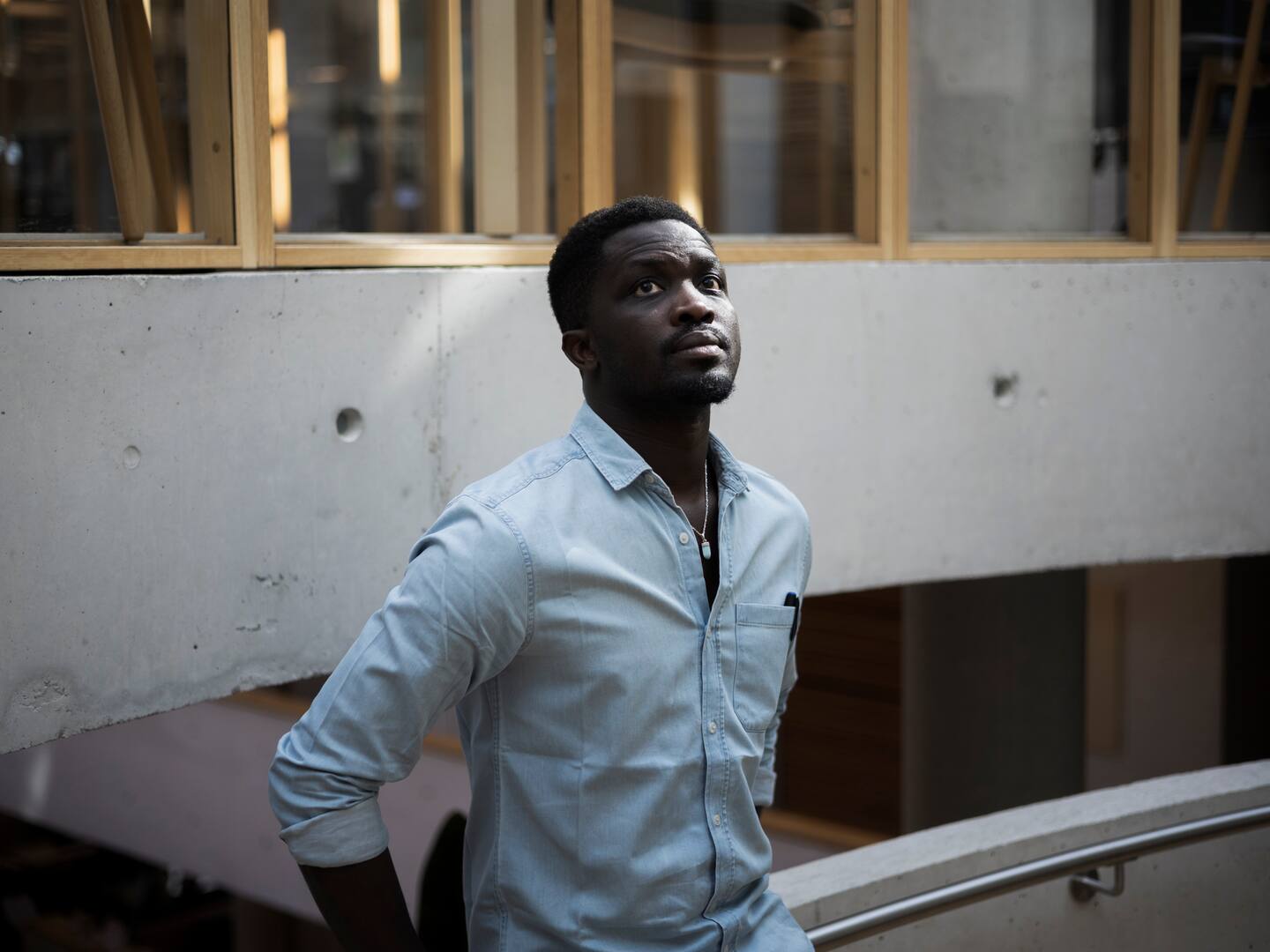Mohamed Mbougar Sarr i forbindelse med å ha vunne den prestisjetunge Goncourt-prisen i 2021.