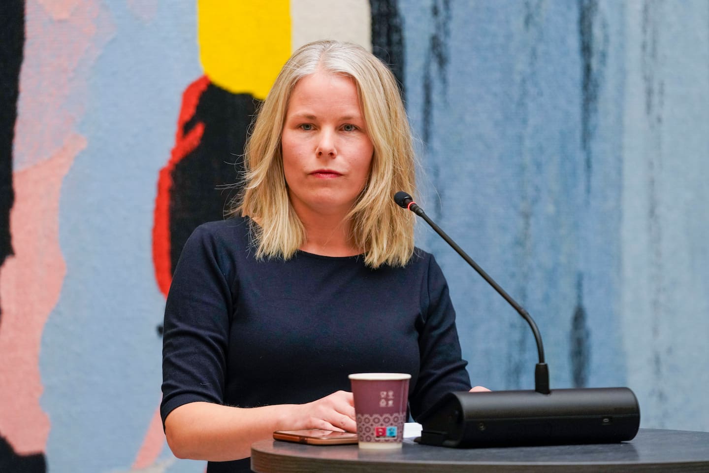Flere opposisjonspartier kritiserer SV for at den ekstra arbeidsgiveravgiften som regjeringen innførte i 2022, ikke blir redusert i statsbudsjettet for 2024. Bildet viser SV-leder Kirsti Bergstø. Foto: Terje Bendiksby / NTB