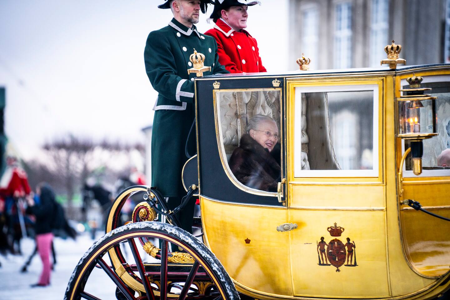 Dronning Margrethe ankom Christiansborg slott i karet fra Amalienborg før tronskiftet søndag ettermiddag. Vognen var eskortert av Gardehusarregimentets Hesteskadron. Foto: Emil Nicolai Helms / Ritzau Scanpix / NTB