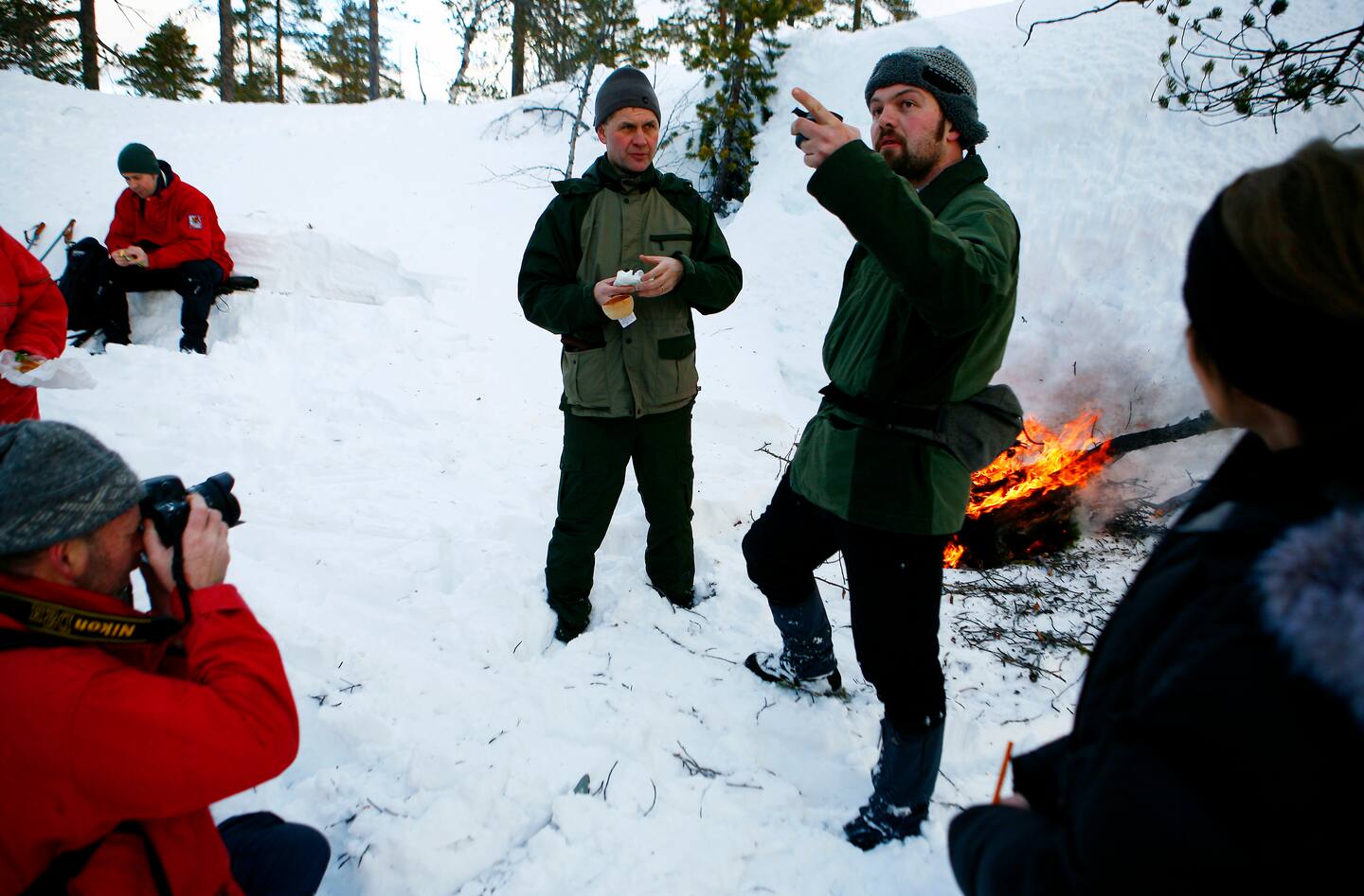 ROLLAG, BUSKERUD, 20080121:
Miljøvernminister Erik Solheim ( t.v.) og grunneier Svein Bekkjorden under statsrådens besøk i Rollag, der han gikk på ski i marka og snakket med de lokale Trillemarka-ordførerne.
Foto: Sara Johannessen Meek / NTB