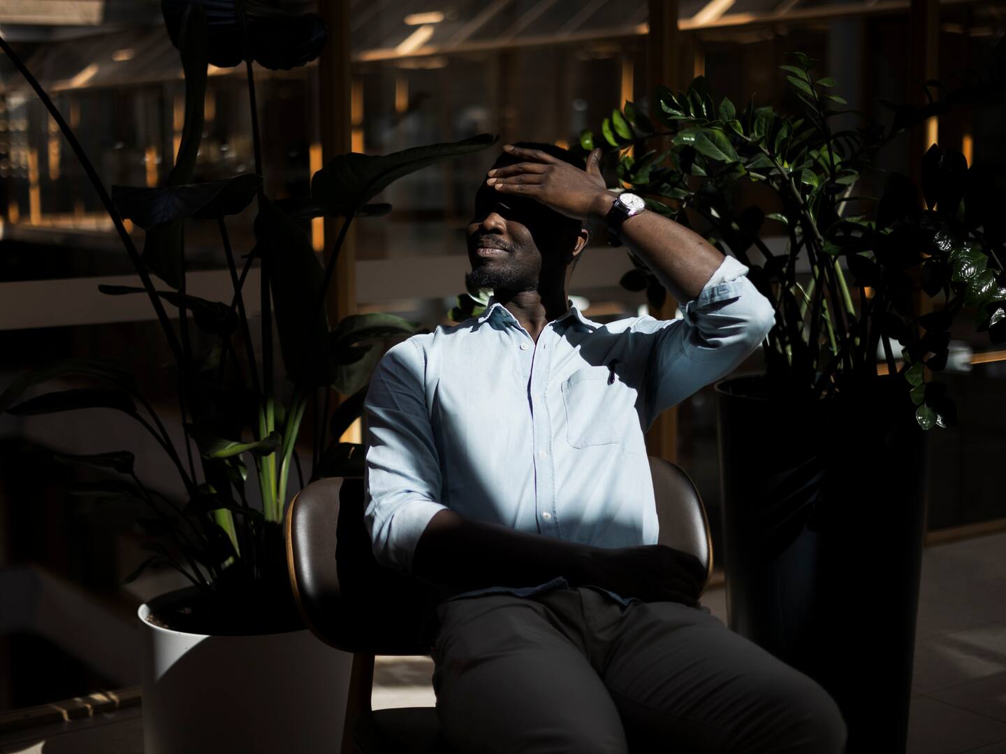 Mohamed Mbougar Sarr i forbindelse med å ha vunne den prestisjetunge Goncourt-prisen i 2021.